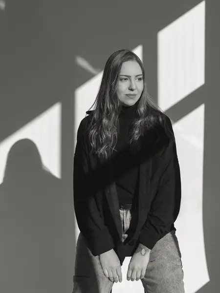 Kati Henschel, fundadora da Closer Branding, com sombra de janela na parede